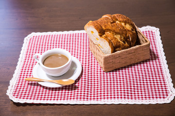 フランスパンとホットコーヒー