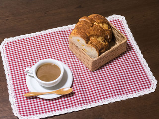 フランスパンとホットコーヒー