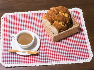 フランスパンとホットコーヒー