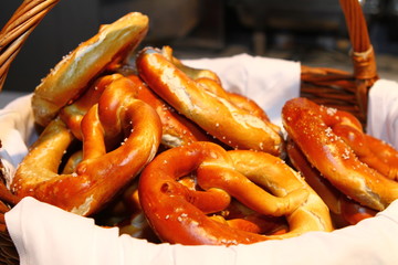 Brezel im Korb