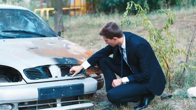 The young driver from the car burned. Calls insurance agent