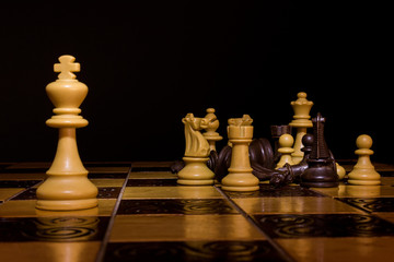 Scacchi fotografati su una scacchiera