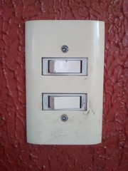 Interruptor na parede vermelha