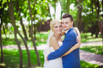 Fototapeta premium wedding couple in the park