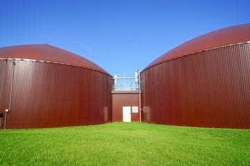 Braune Gärbehälter einer Biogasanlage, erneuerbare Energien 
