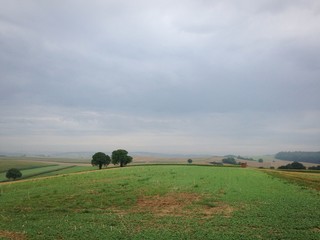 Hügellandschaft nach Gewittertegen