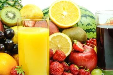 Vitaminreich - halbierte Früchte und Fruchtsäfte