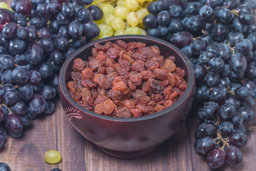 Raisins in bowl and grapes