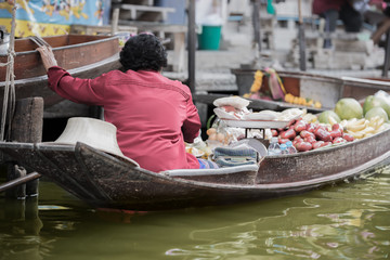 Obraz premium Woman vendor sell friut on boat in floating market