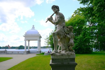 Obraz premium Sculptures of Uzutrakis manor on the board of Galves lake