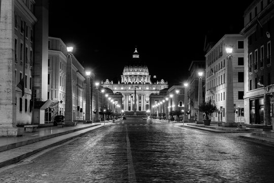Fototapeta Night view at St. Peter's cathedral in Rome, Italy