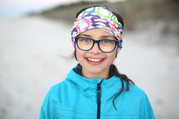 Jesień na plaży.
Portret młodej dziewczyny spacerującej po plaży