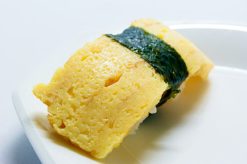 玉子焼きの握り寿司一貫
