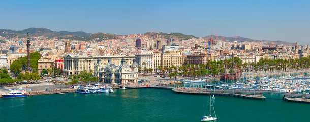 Papier Peint photo Porte Le port de Barcelone a une histoire de 2000 ans et une grande importance commerciale contemporaine comme l& 39 un des ports européens en Méditerranée et le plus grand port de Catalogne