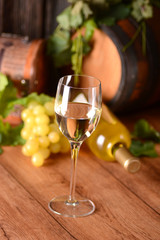 vino bianco nel calice di vetro