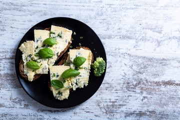 Sandwiches with Roquefort cheese