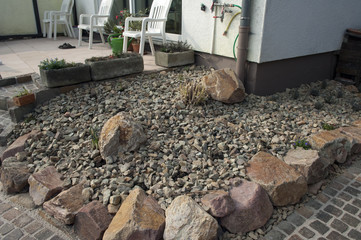 Steingarten; frisch, bepflanzt, Pflanzen, junge,