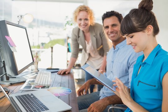  Casual business team working together with computer
