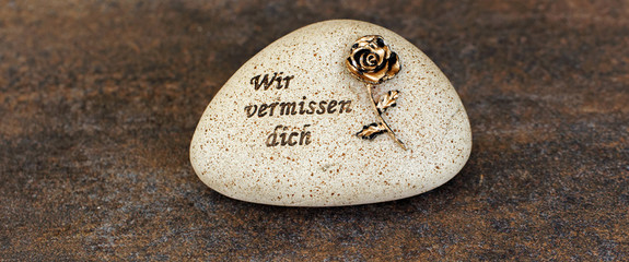 Stein mit Trauerspruch