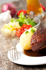 bayerischer Schweinebraten auf einem Teller