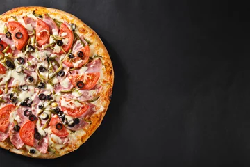 Fotobehang Pizzeria Warme smakelijke heerlijke rustieke zelfgemaakte Amerikaanse pizza met dikke korst