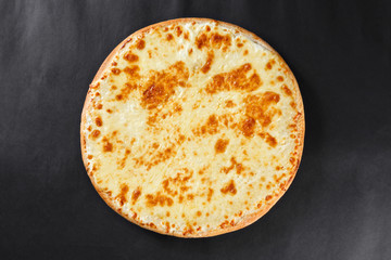 Warme smakelijke heerlijke rustieke zelfgemaakte Amerikaanse pizza met dikke korst