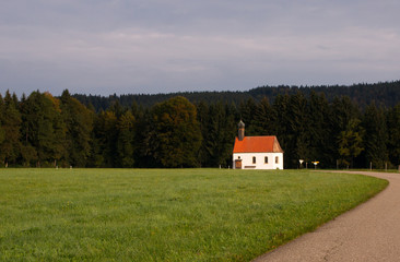 Obraz premium kleine Kirche auf dem Dorf