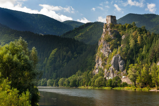 Burg auf dem Felsen - Strecno, Zilina, Slowakei