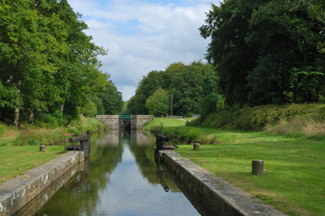 Obraz premium Ecluse à Hédé-Bazouges sur le canal d’Ille-et-Rance en Bretagne, France – Lock on Ille-et-Rance Canal in Hédé-Bazouges, Brittany, France 