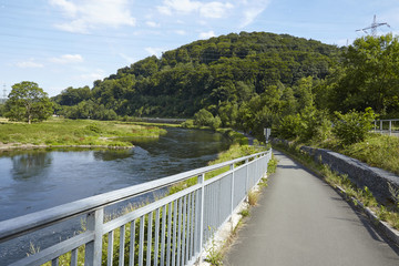 Hattingen (Deutschland) - Radweg an der Ruhr unterhalb der Isenburg