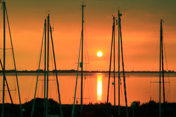 Sonnenuntergang am Hafen mit Segelbooten