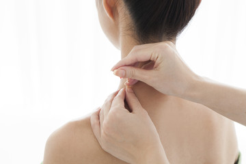 Women are stabbed acupuncture to shoulder