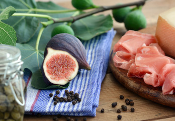 Geschnittene Feigen, Feigenblatt -  Rohschinken, Käse