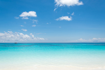 Obraz na płótnie Canvas blue sky with sea and beach