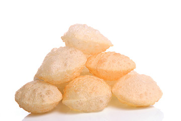 Number of Golgappe are placed over to each other like pyramid shape