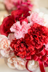 造花で作ったフラワーアレンジ