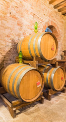 La cantina con le botti di vino rosso di Montepulciano