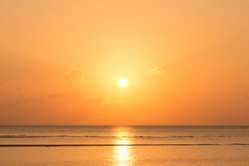 Obraz premium Tropical orange beach sunset sky background