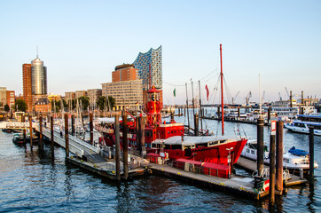 Feuerschiff und Hafencity © dietwalther