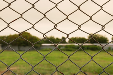 Fototapeta premium chain link fence with grass field.