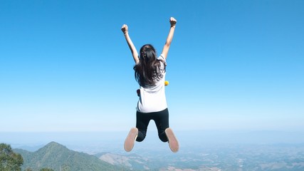 Obraz premium Jumping at the mountain top