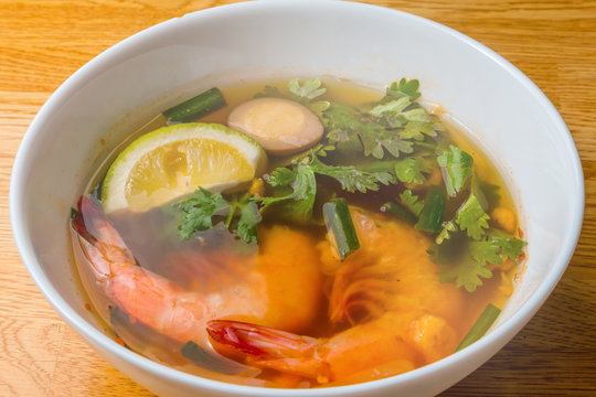 トムヤムクン　タイ料理　 Hot soup of tom yum goong Thailand