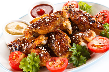 Grilled chicken wings and vegetables 
