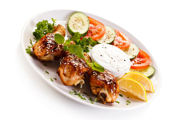 Grilled chicken drumsticks and vegetables 