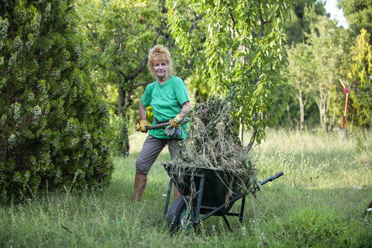 Pension&auml;rin bei Gartenarbeit  