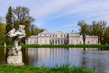 Obraz premium Chinese Palace and the Chinese pond in the Palace and Park ensemble of Oranienbaum, St. Petersburg, Russia.