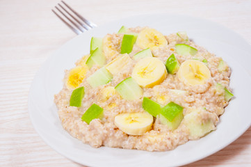oatmeal with apple and bananas slices