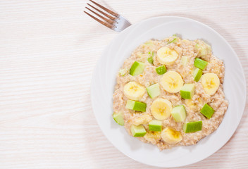oatmeal with apple and bananas slices