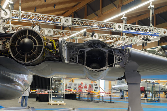 eingebautes Strahltribwerk  Flugzeugfl&uuml;gel