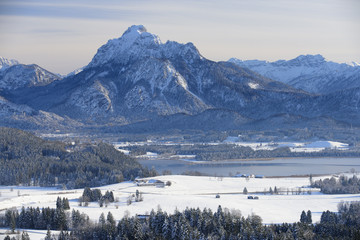 Fototapeta na wymiar Landschaft in Bayern mit Alpen im Winter